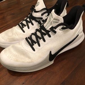 Nike Men’s basketball sneakers